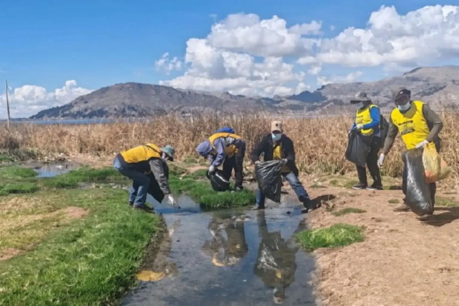 Environmental day: Cleaning of Lake Titicaca bay in Puno as part of a social reintegration program.
