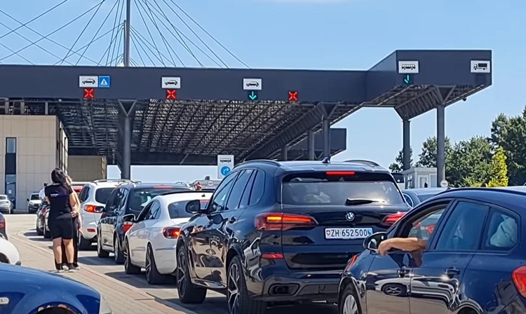 Waiting up to an hour at "Dheu i Bardhë" to enter Kosovo