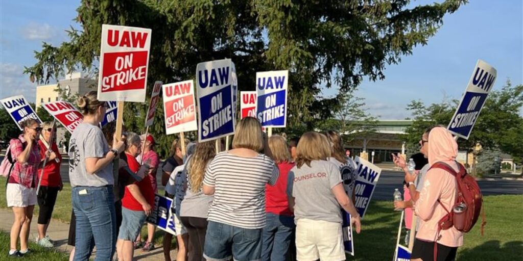 Solidarity seen in Janesville as health care workers continue strike