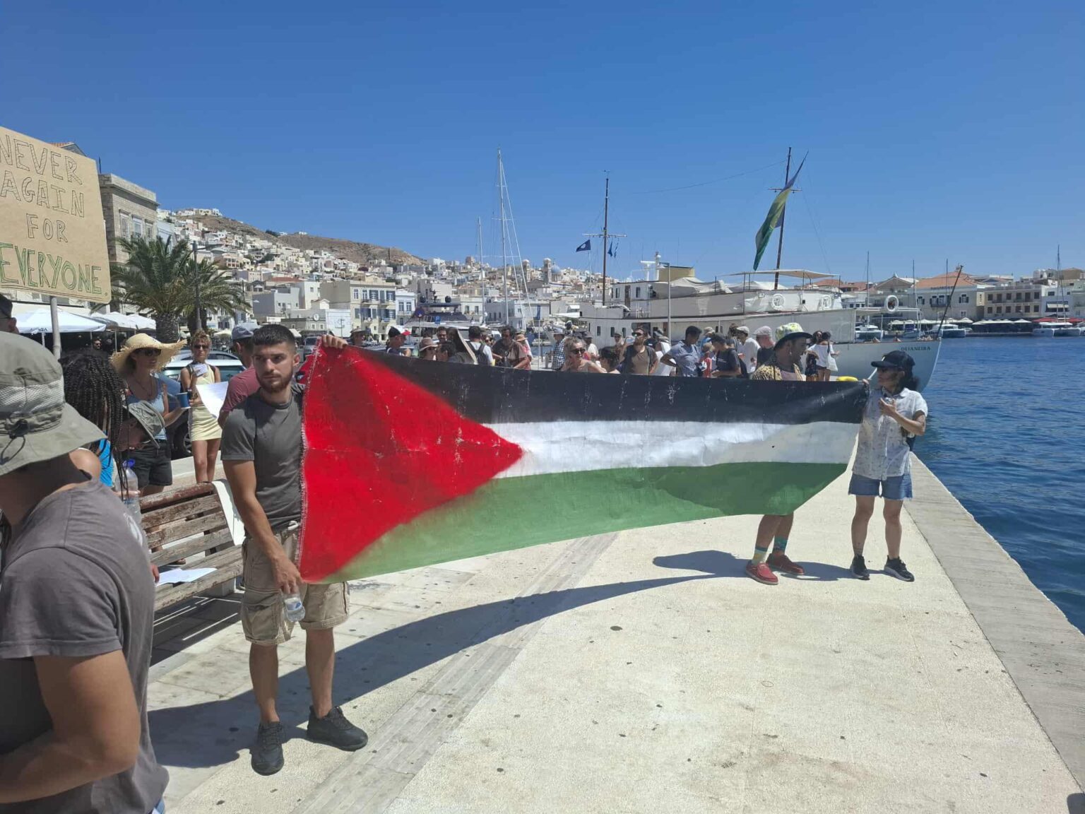 Syros: Concentration in favor of Palestine - cruise ship departed without landing its Israeli passengers