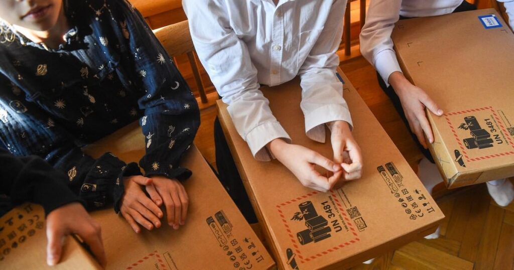 A giant tender for laptops for schools. The condition of certificates was sealed by the competition