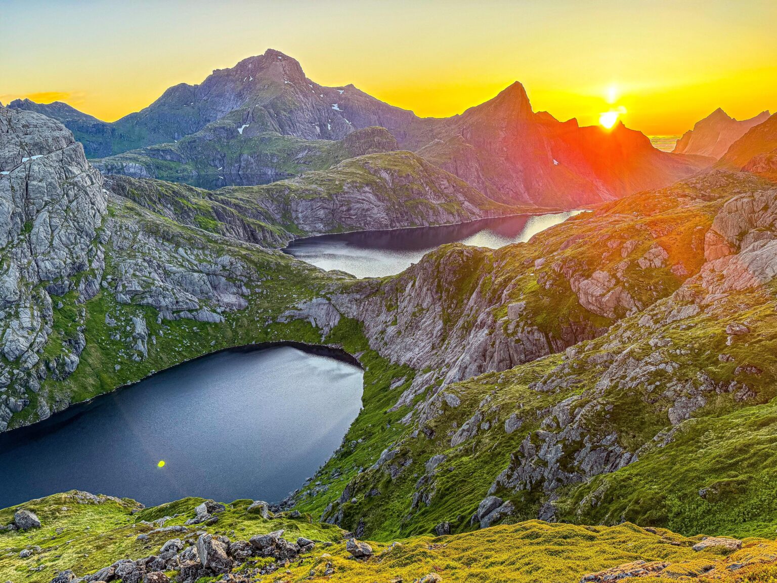 Tennesvatnet & Fjerddalsvatnet - Midnight Hike to Munkebu, Lofoten Islands, Norway [OC] [5712x4284]