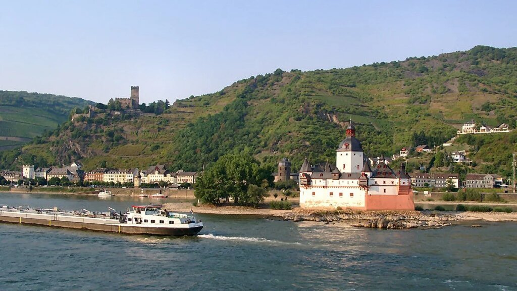 Rainfall fails to ease Rhine river shipping woes in Germany