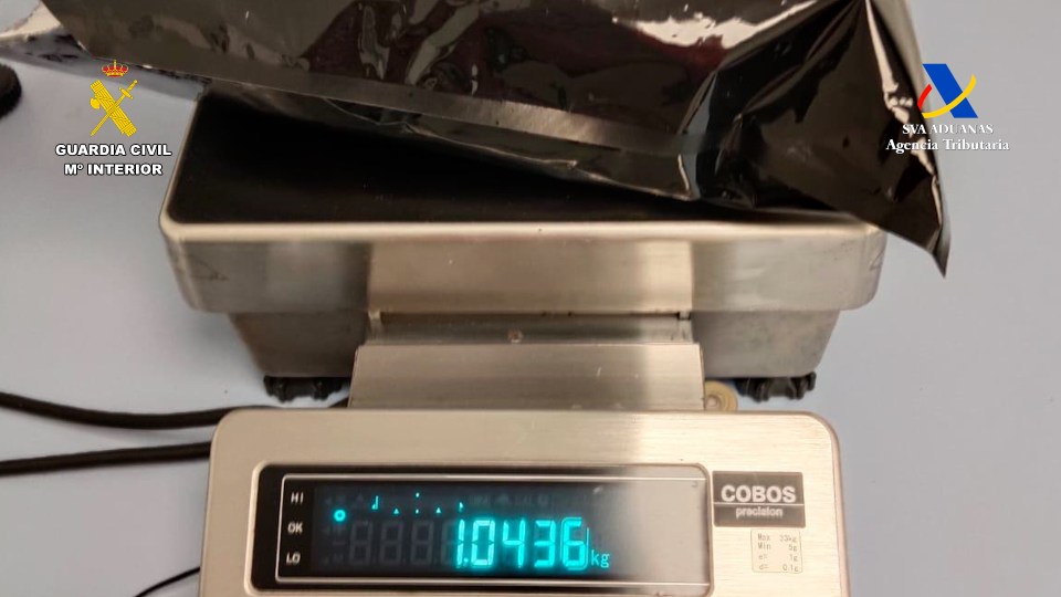 62 kilos of cannabis resin on a scale.