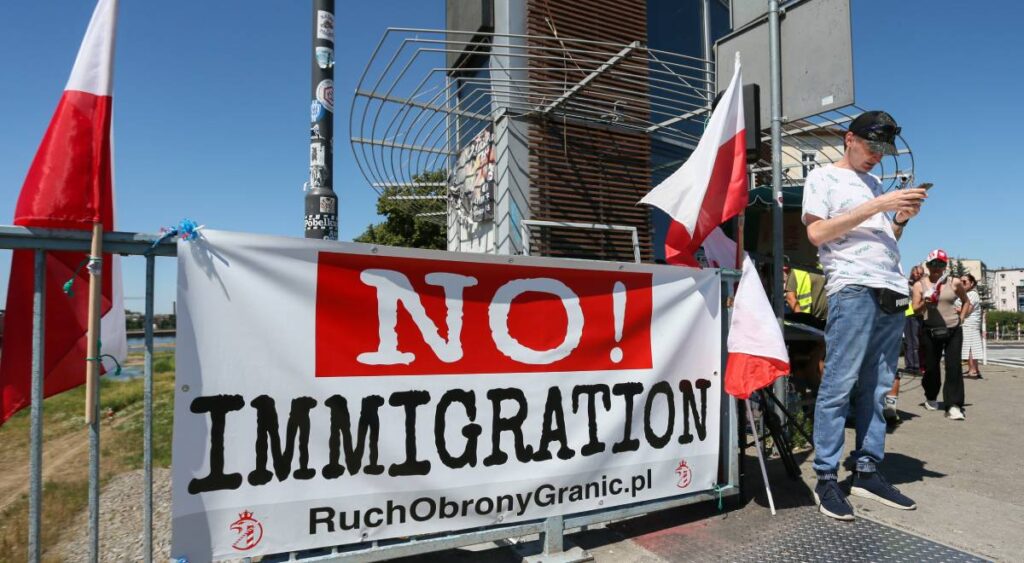 Polish far-right protesters at the border crossing with Germany