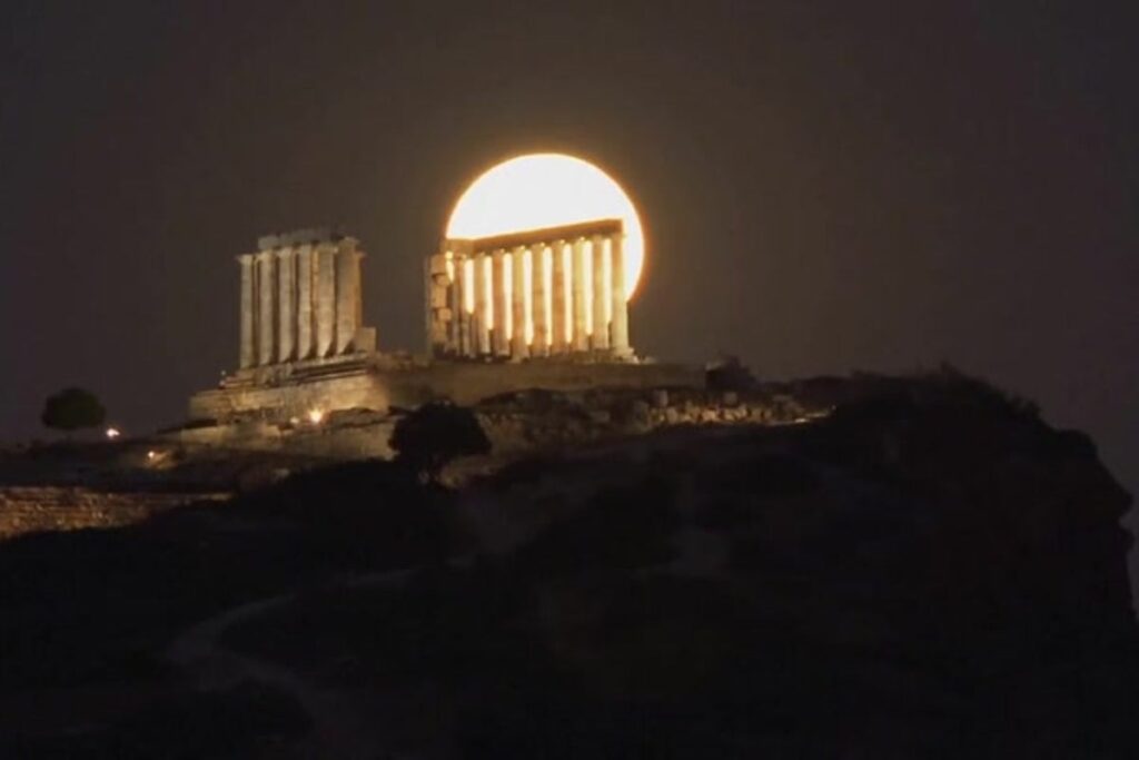 Buck moon shines over Greece’s ancient Temple of Poseidon Buck moon shines over Greece’s ancient Temple of Poseidon