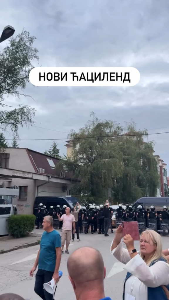 In Kraljevo, a gendarmerie bragged the whole street around the SNS building and absolutely nobody wanted to pass. Police have become a private SNS security, and I am only interested in as long as we will put this tyrant