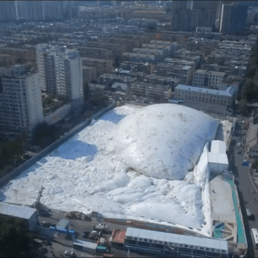 China has built a 50m(165ft)-tall inflatable dome over a construction site in Jinan to protect the surroundings from dust and noise. (20.000 Sqm)