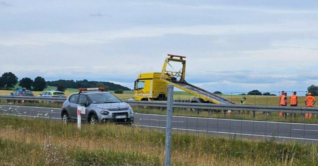 He lay two days in the grass by the Polish expressway. He lived? Maybe. The motorcyclist lay two days at S6. Lithuanian police called Polish, but there was a "language barrier"