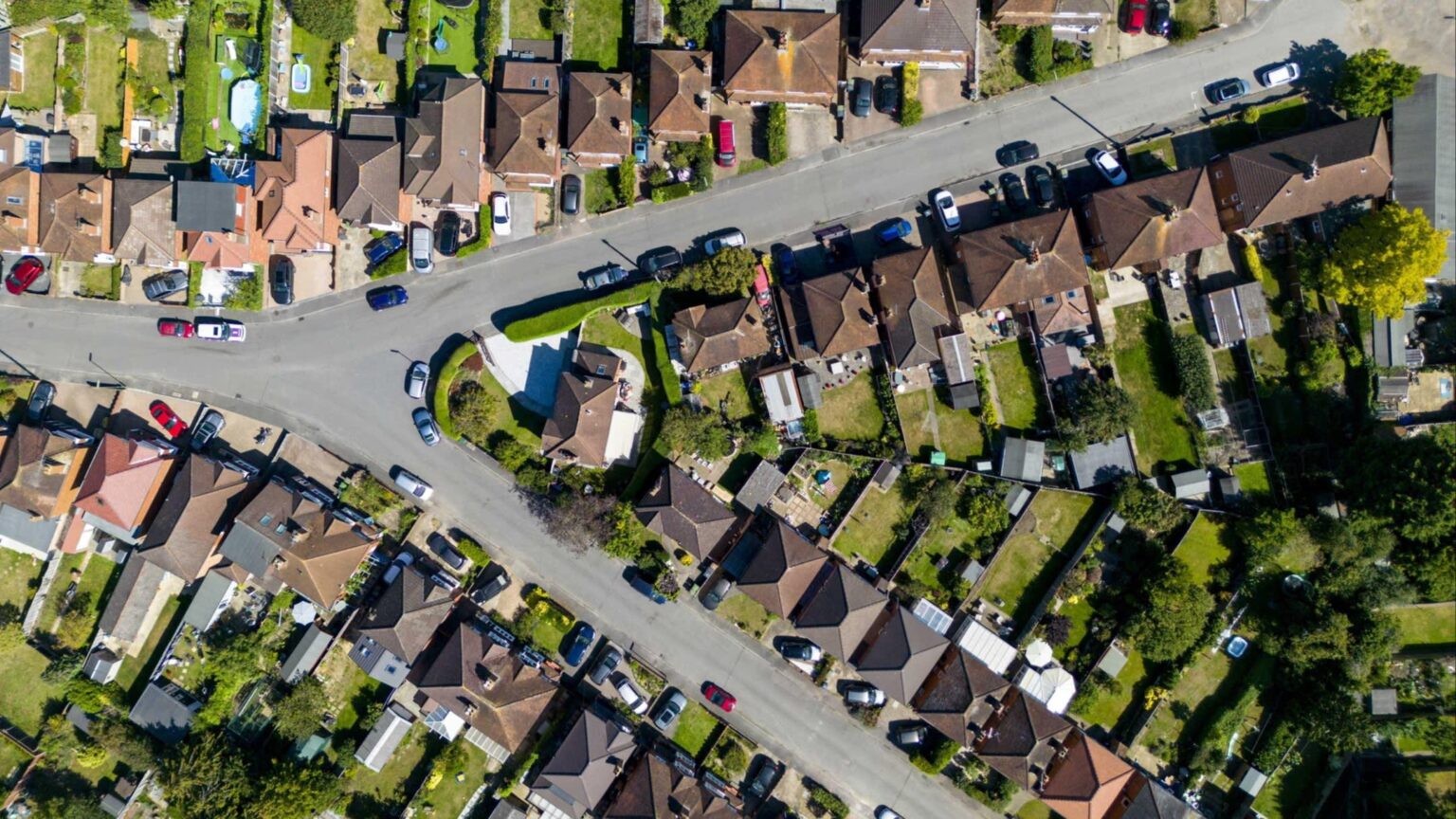 UK landlords quit sector as number of homes to let falls, survey says