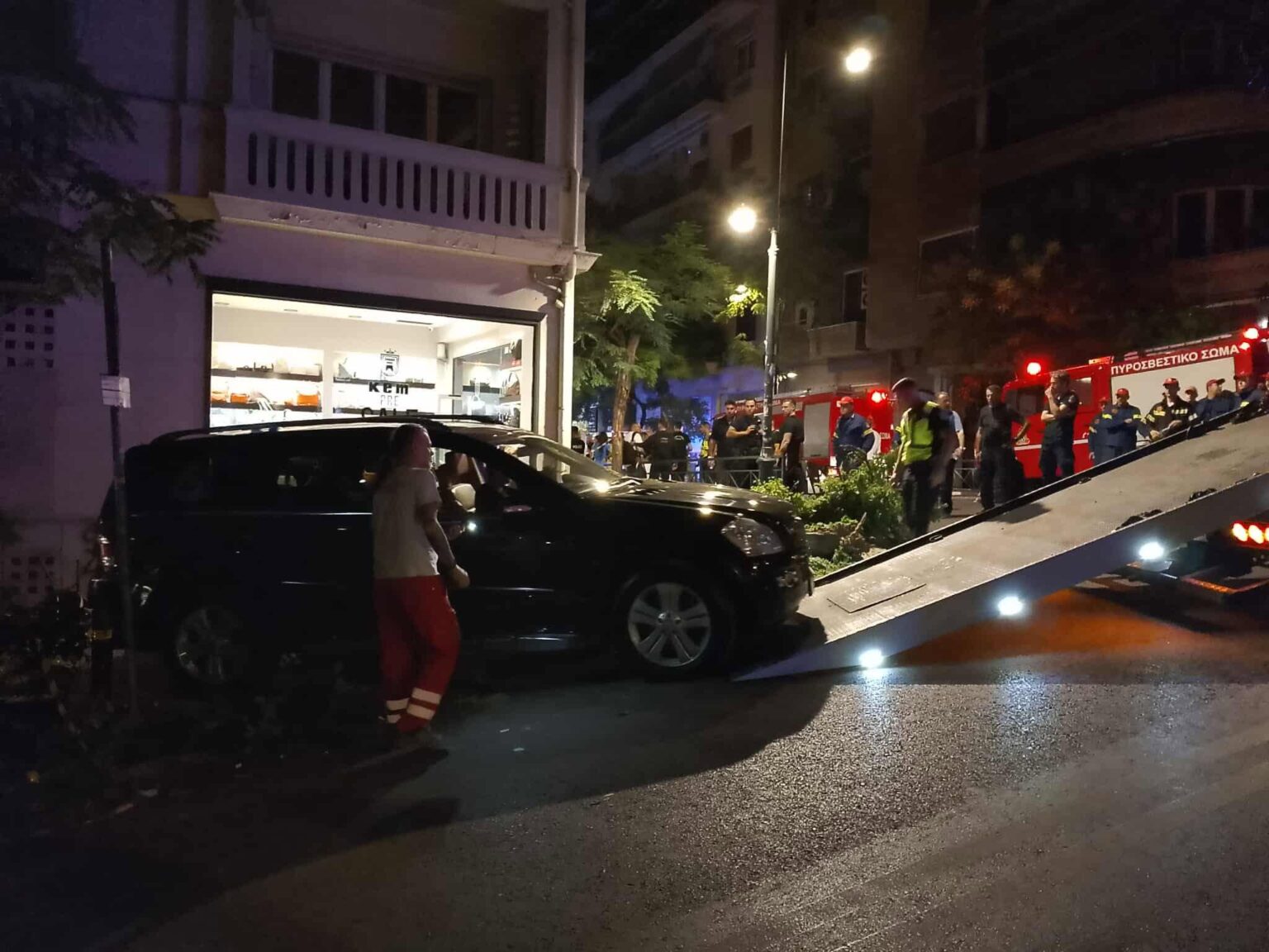 Car fell into a catering shop in Kolonaki - at least 12 wounded