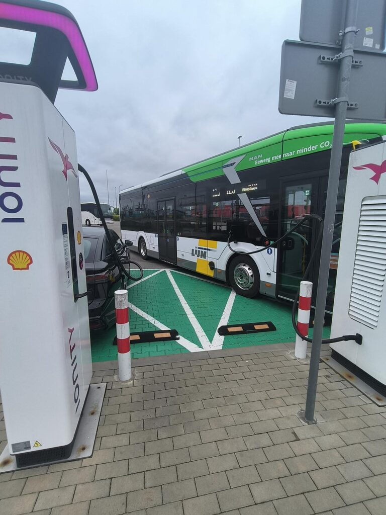A pussy parked (2 loading plates) the line bus ...