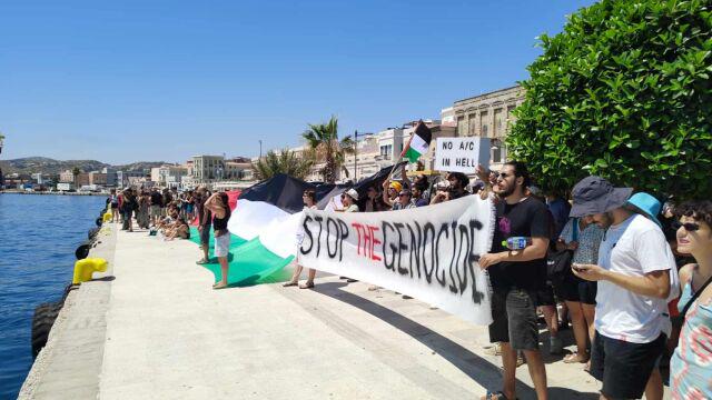 Departed the cruise ship carrying Israeli tourists to Syros under pressure from demonstrators