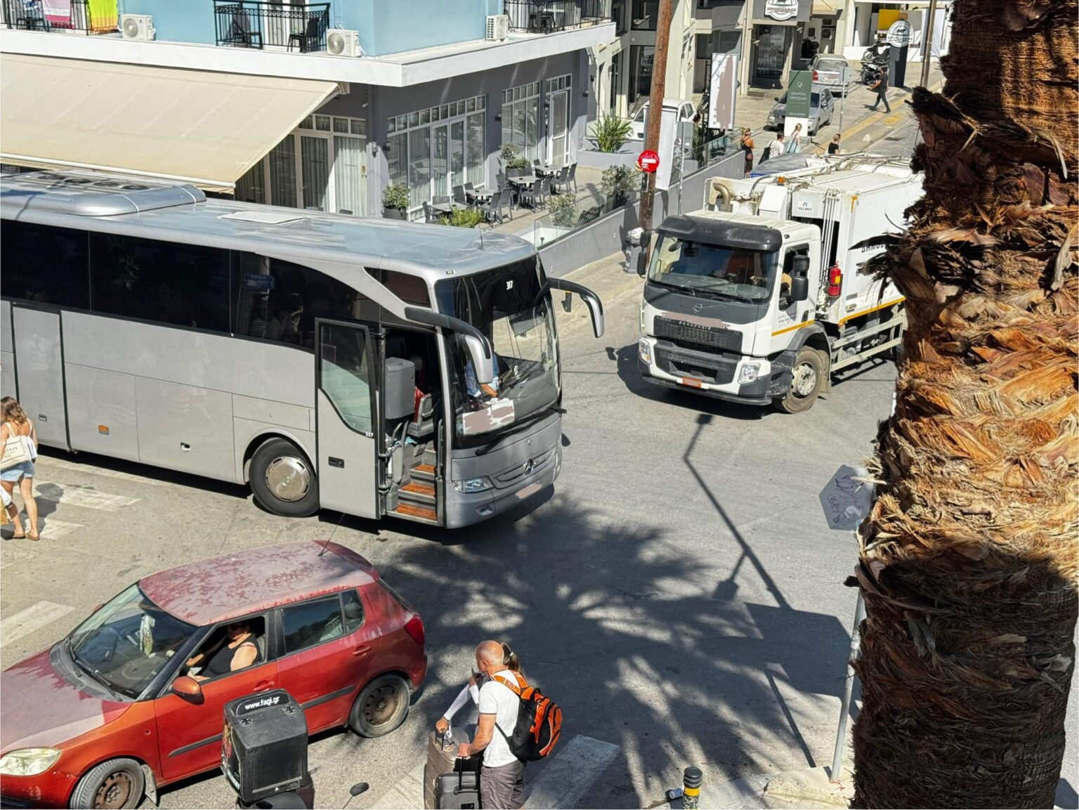 You with the tourist coaches, the routes do not belong to you !!!