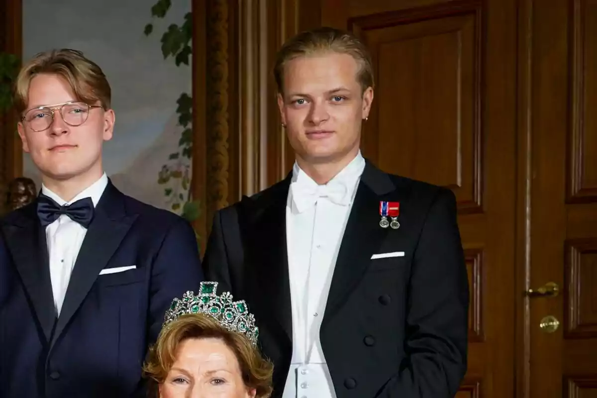 Marius Borg and another man in evening dress pose next to an older woman wearing an emerald tiara.