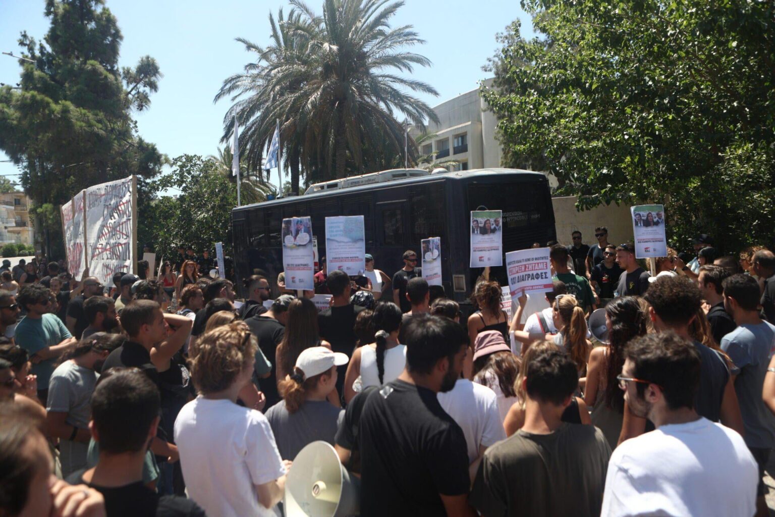 Anavyssos: tension outside the Rectors Summit