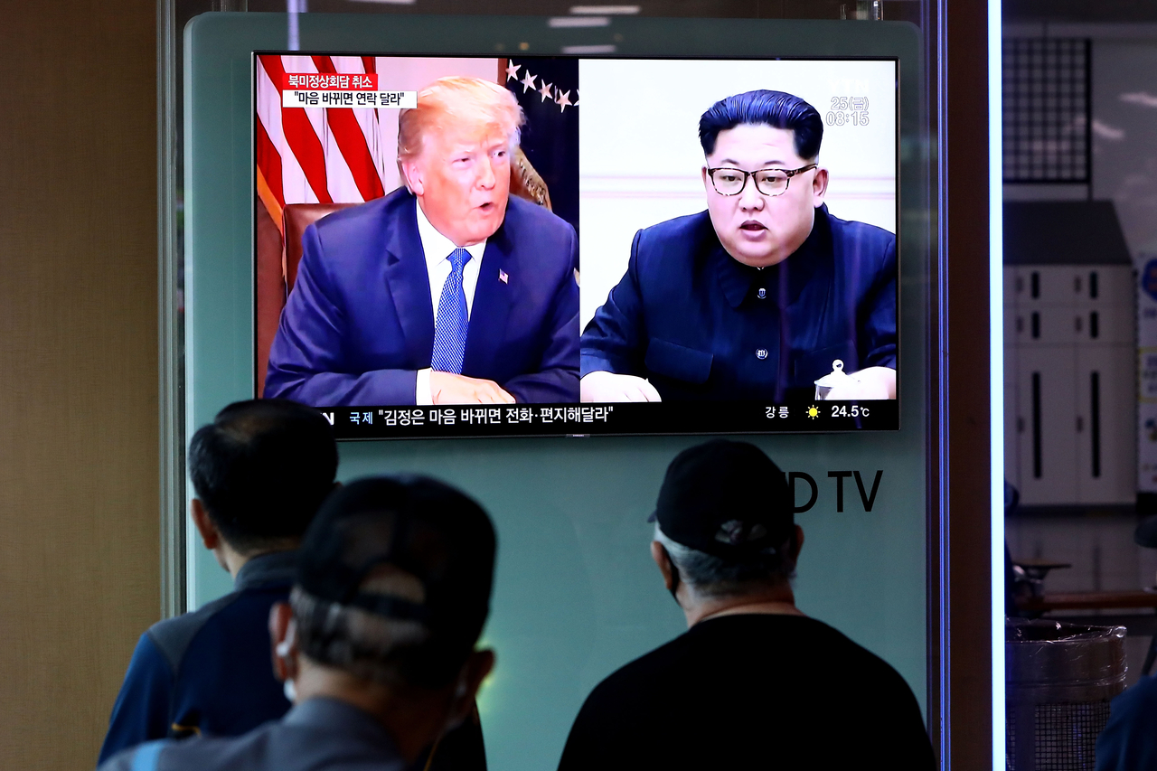 People in Seoul watch a TV report on May 25, 2018, after US President Trump canceled the planned summit with North Korea's Kim Jong Un. (Getty Images)