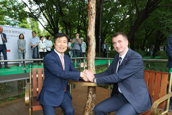 Jeon Sung-soo, head of Seocho-gu, Seoul (left), and Lukasz Blcek, Minister of Industry and Trade of the Czech Republic. <Courtesy = Seocho-gu>
