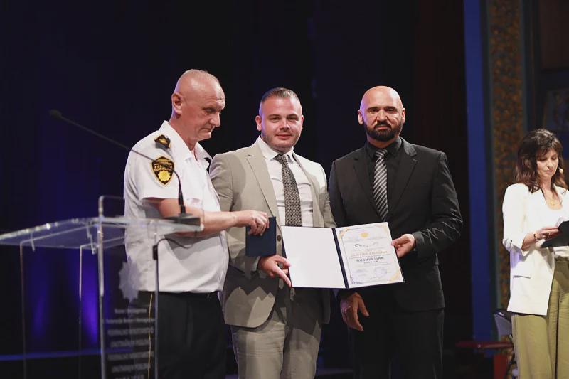 Ramo to Isaka handed over a gold badge