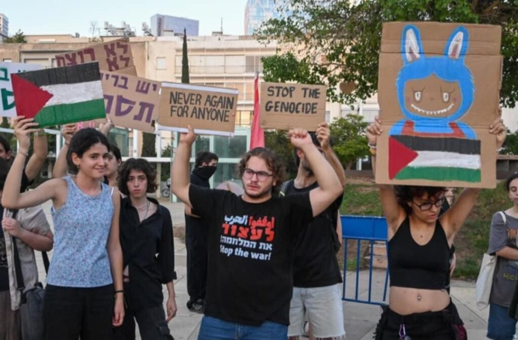 Young anti -Israelis young people from Israel publicly burned the ranking papers in the army of occupation Young anti -Israelis young people from Israel publicly burned the ranking papers in the army of occupation