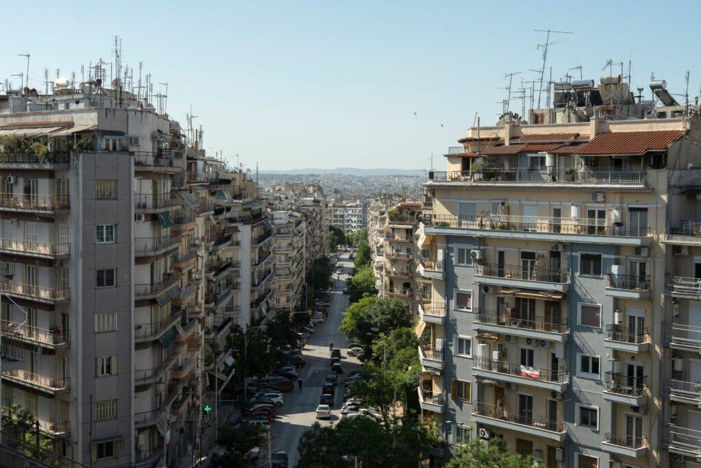 Bank of Greece: 1/3 of households spending over 40% of the roof income