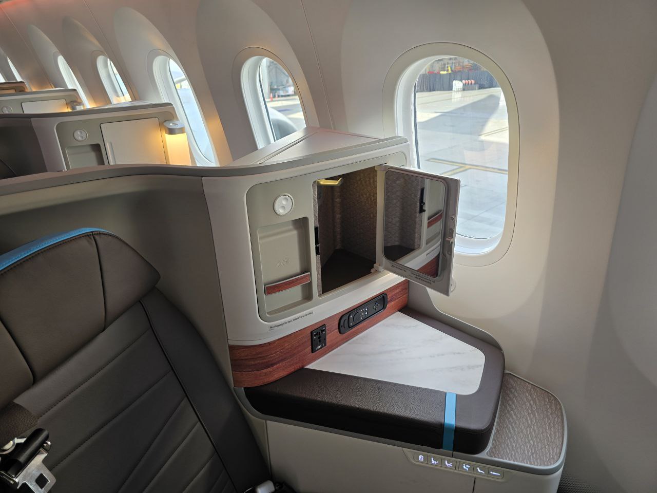 Hawaiian Airilnes Dreamliner interior, Business class.