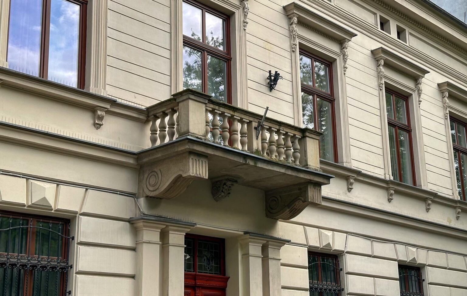 Krakow, Biskupia 7. Aquafresh rag is finally taken down