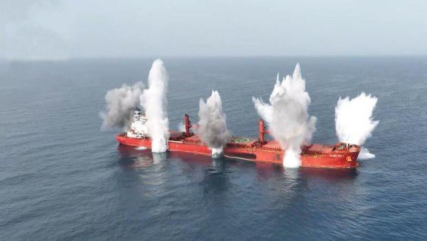The moment the Yemeni armed forces hit the Greek -owned Magic Seas ship [Βίντεο]
