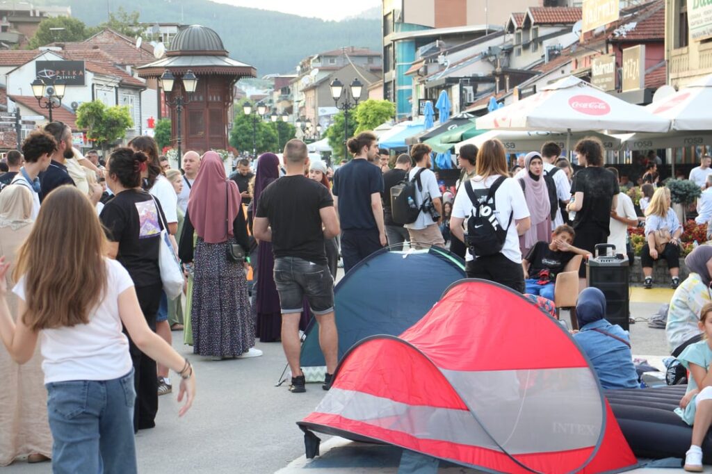 Block of a circle flow in Novi Pazar - "Cacnes one, Cops 100"