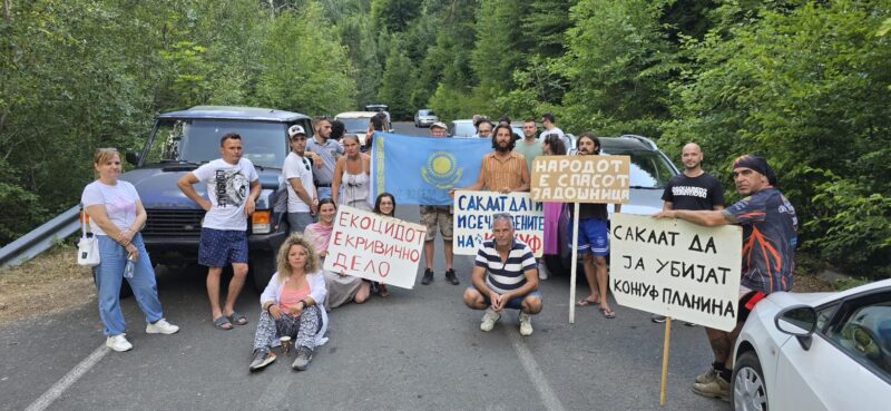 Activists blocking the road to the ski centre on Kožuv Mountain. 