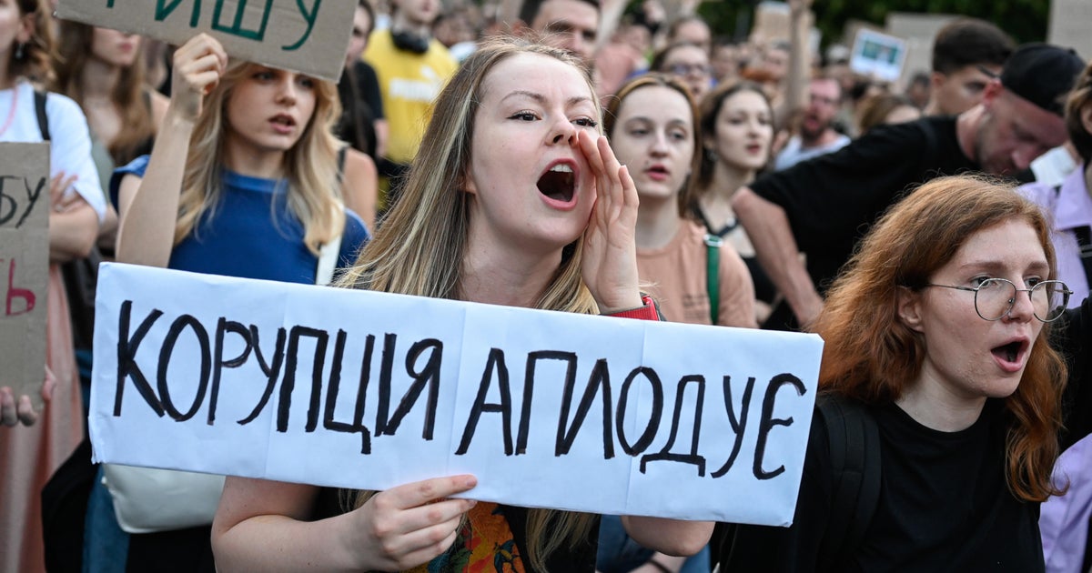 Thousands of Ukrainians protest the implementation of a law that regulates the work of anti-corruption institutions 