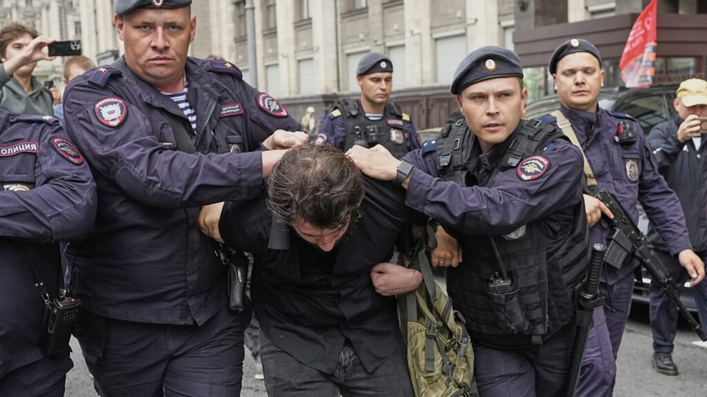 Russian lawmakers pass a bill punishing online searches for information deemed to be 'extremist'