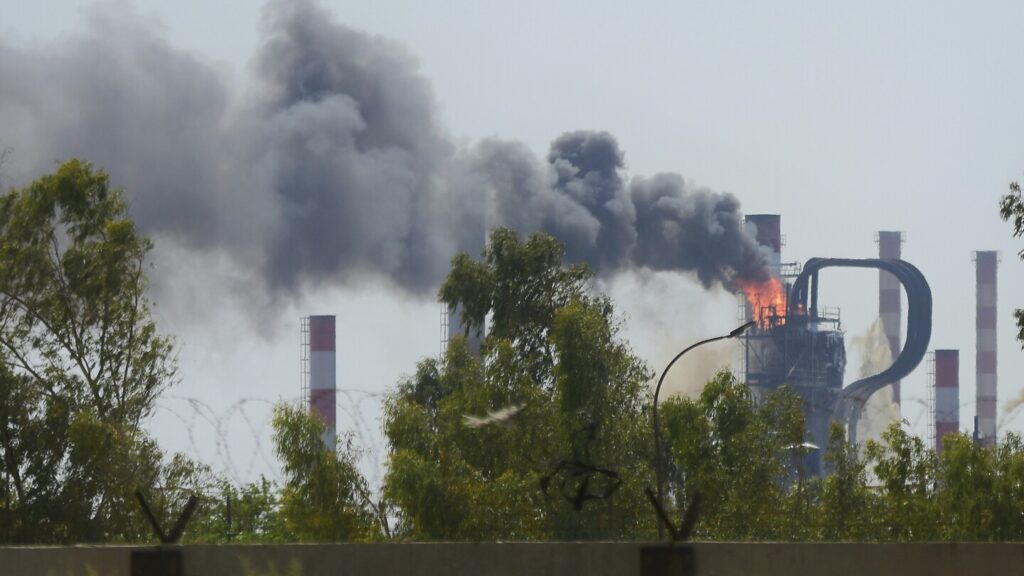 Fire at Iran’s largest oil refinery kills 1 in the country’s southwest Fire at Iran's largest oil refinery kills 1 in the country's southwest