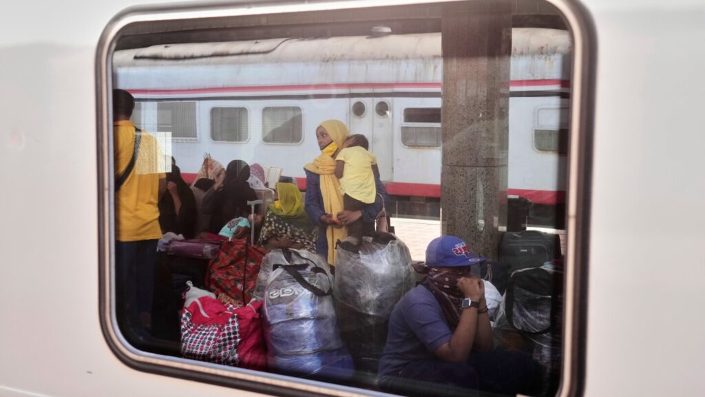 Hundreds of Sudanese refugees return home by train from Egypt
