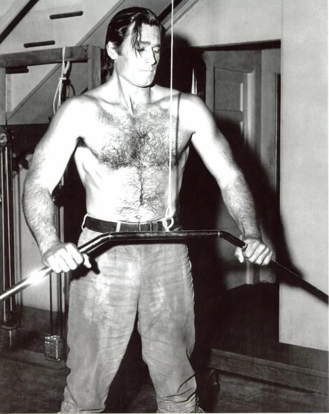 In the era of thick buggers without neck and young steroids of 15-16 years each, I took the right to steal one post with Gym subredited to show what a real and healthy man looks like, full of muscle without steroids. I wish the real natural male healthy look would be back in fashion!