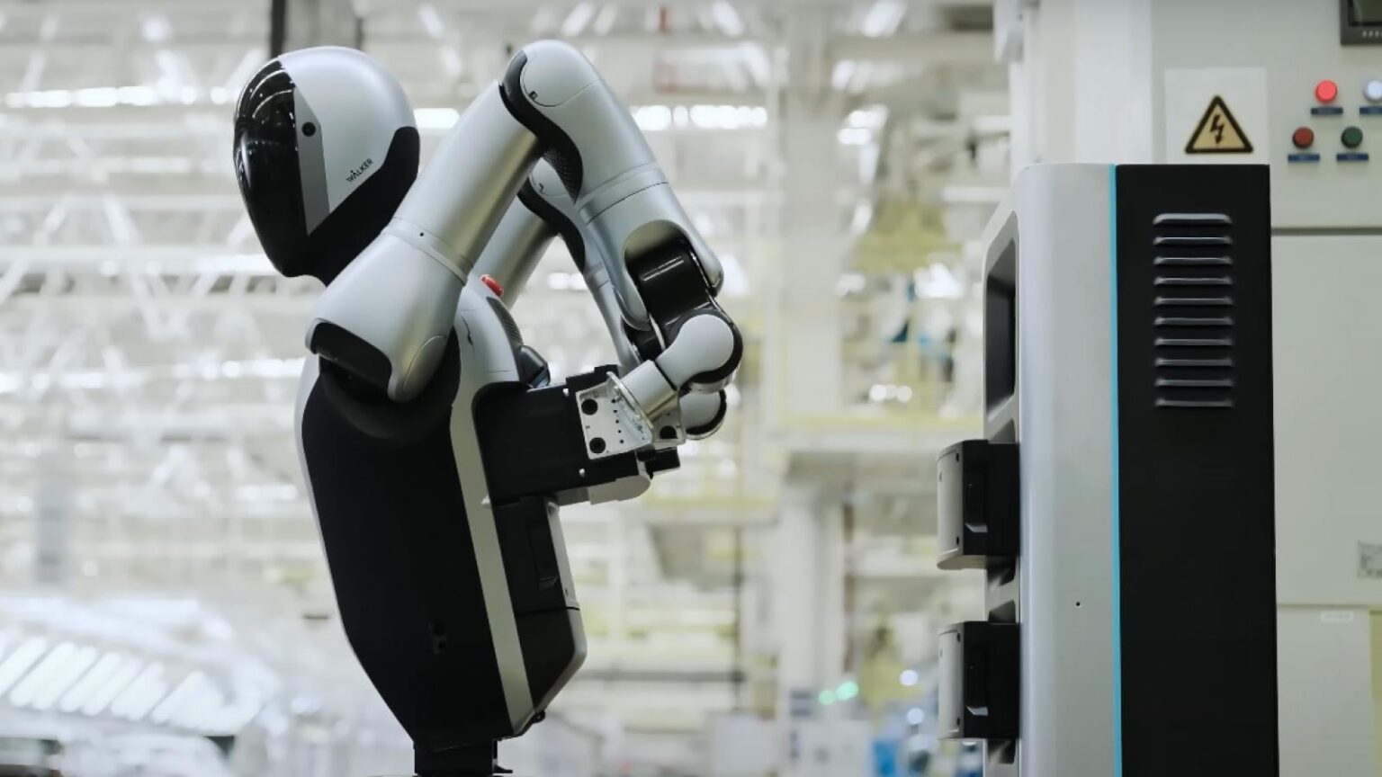 China launches world's first robot that can run by itself 24/7 — changes its own batteries in unsettling new footage