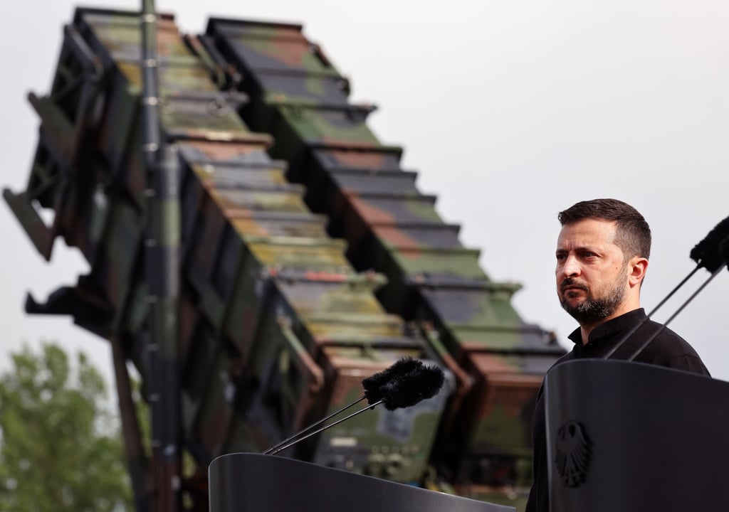 Ukrainian President Volodymyr Zelensky stands in front of a “Patriot” anti-aircraft missile system during his visit to a military training area last year. Photo: dpa Ukrainian President Volodymyr Zelensky stands in front of a “Patriot” anti-aircraft missile system during his visit to a military training area last year. Photo: dpa