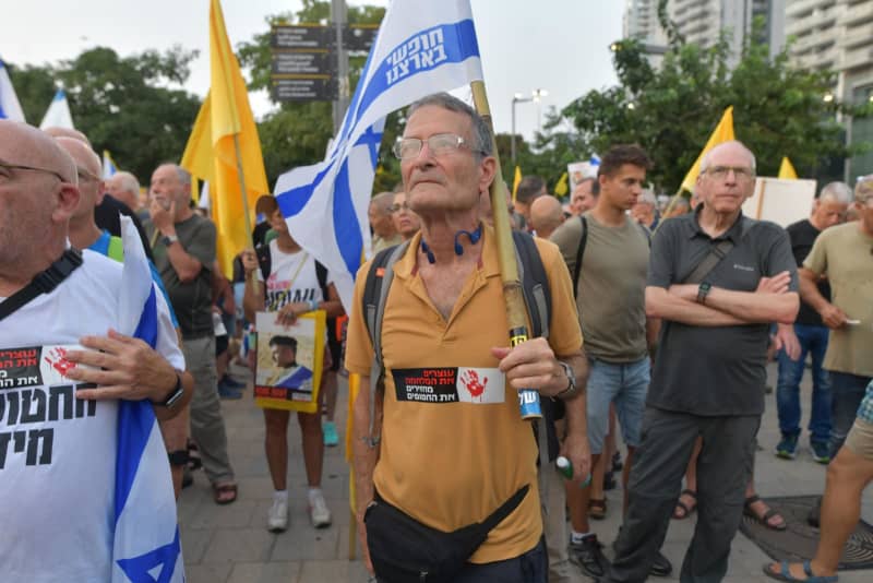 Israeli fighter pilots protest outside IDF’s HQ, call for Gaza deal Yahoo news home