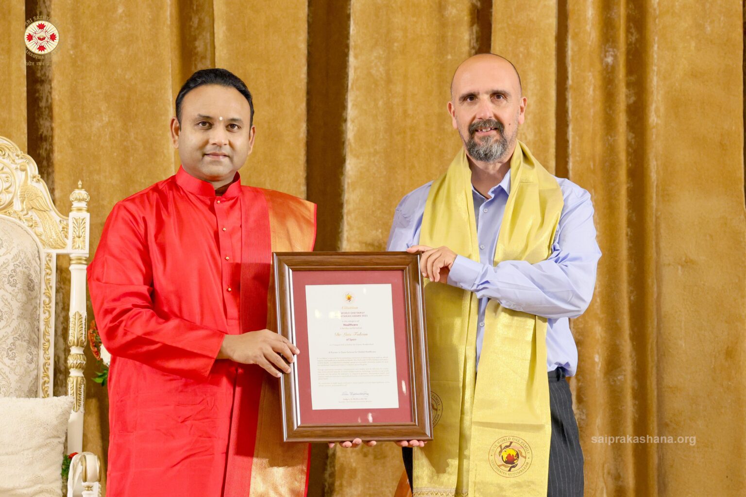 Spanish Visionary Dr Luis Falcón Martín winning the One World One Family Humanitarian Award 2025.