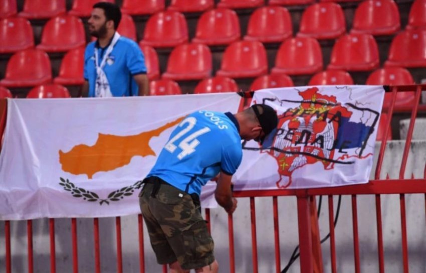 "Tsy misy filefitra", niteraka fanafintohinana tao Belgrade ny mpankafy Cypriot, mampiseho ny sarintanin'i Kosovo amin'ny lokon'ny saina Serba