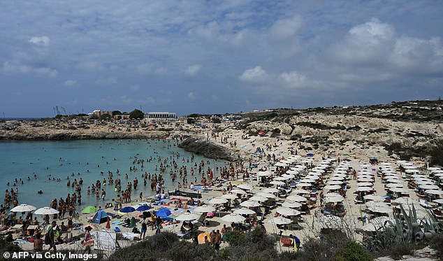 Authorities have intervened in several regions - they have seized hundreds of loungers and umbrellas illegally placed on public beaches