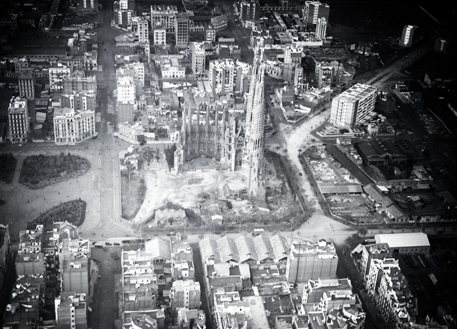 Sagrada Familia under construction, 1930.
