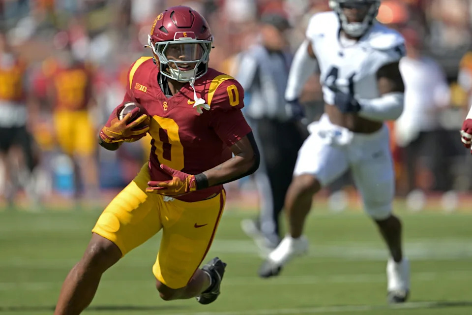 USC Trojans running back Quinten Joyner (0) takes a pass from quarterback Miller Moss (7) into the end zone for a touchdown.© Jayne Kamin-Oncea-Imagn Images