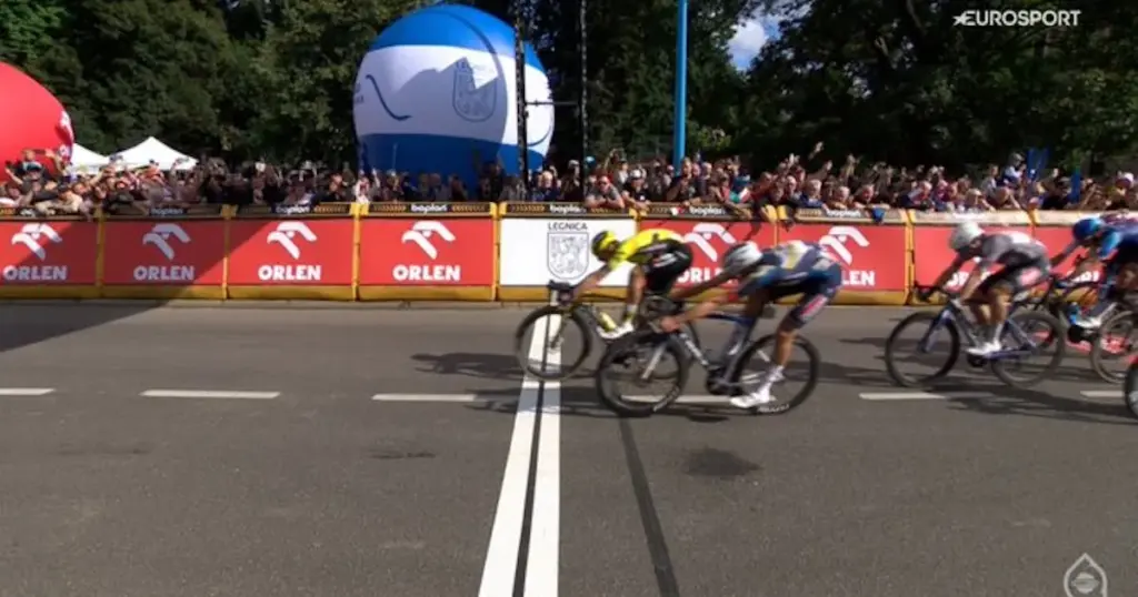 Kooij off to a flying start! Dutchman wins opening stage in Poland with powerful sprint after excellent lead-out from Brennan Kooij off to a flying start! Dutchman wins opening stage in Poland with powerful sprint after excellent lead-out from Brennan