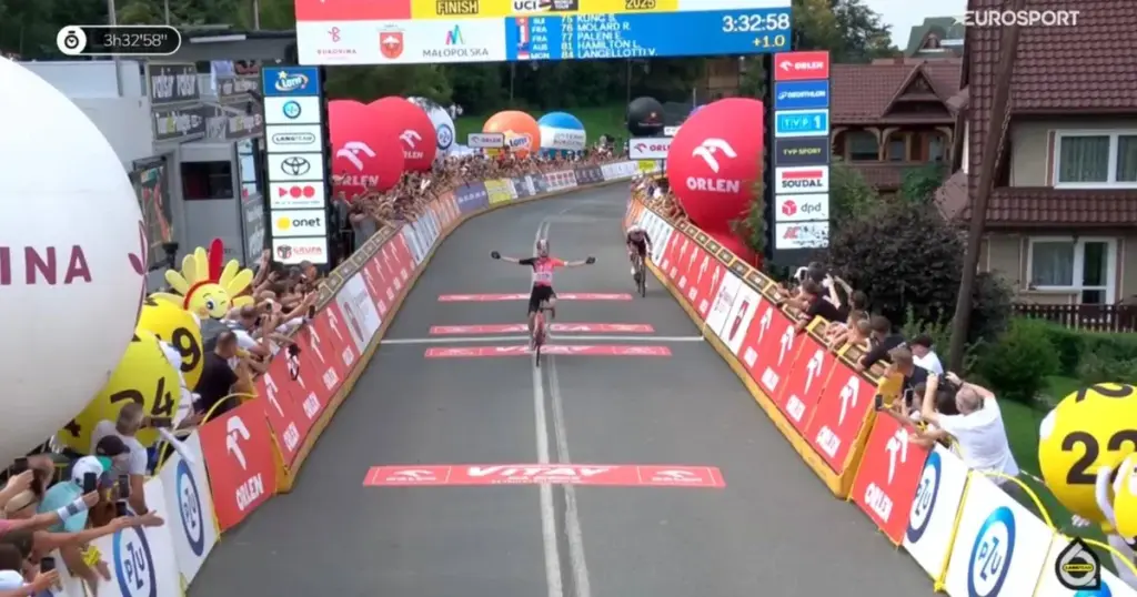 Monegask Langelotti overtakes McNulty in the final meters