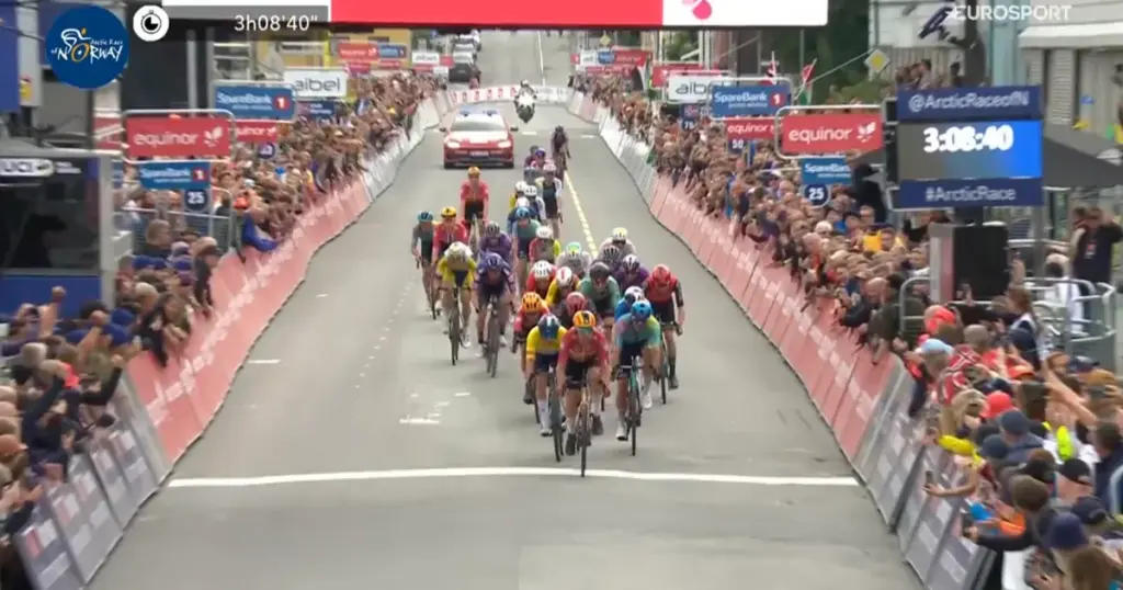 Strong easily fends off Pidcock's attack and secures overall victory in the Arctic Race of Norway, Dversnes wins last stage