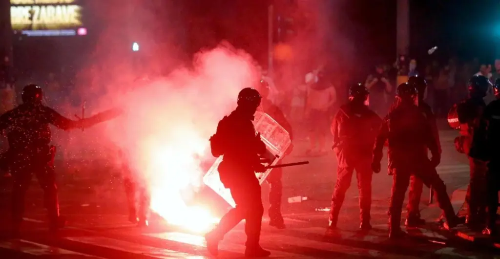 Protest-engulfed streets blocked by police: new demonstrations against Vučić's government in Serbia