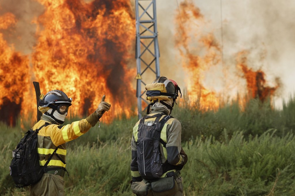 Spain deploys 500 more troops to battle wildfires during extended heatwave – Winnipeg Free Press Firefighters battle a wildfire in Veiga das Meas, northwestern Spain, Saturday, Aug. 16, 2025. (AP Photo/Lalo R. Villar)