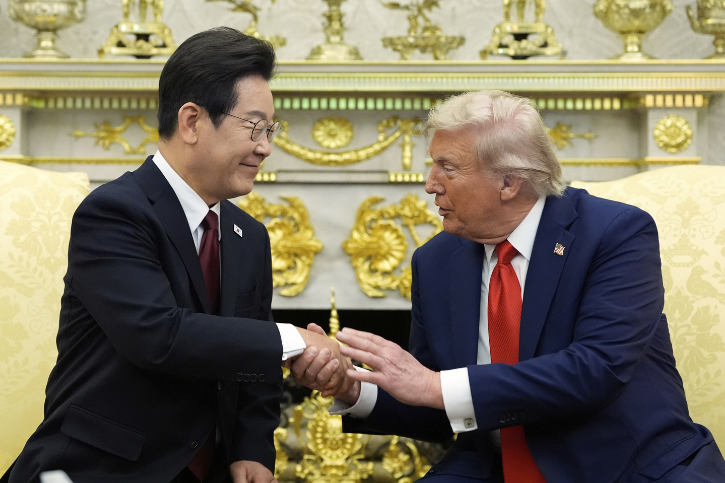 U.S. President Donald Trump, right, shakes the hand of President Lee Jae Myung during a meeting in the Oval Office of the White House in Washington on Aug. 25. [AP/YONHAP]