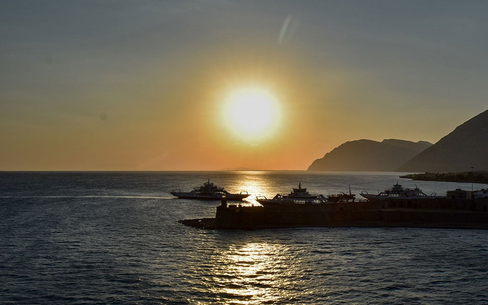 Temperatures to drop on Sunday, strong winds in the Aegean